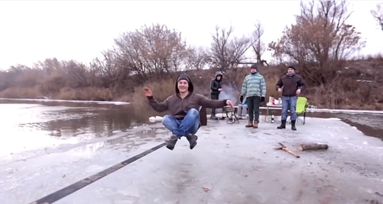 Kendilerine Buzdan Yüzen Motorlu Ada Yapıp Üzerinde de Çılgın Gibi Eğlenen Ruslar