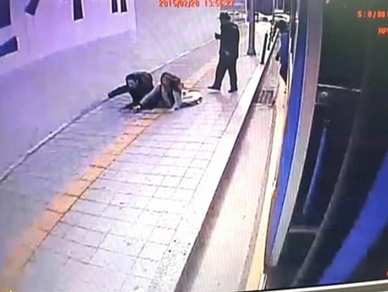 Kaldırımda Yürürken Kendilerini Bir Anda Yerin Altında Bulan Koreliler