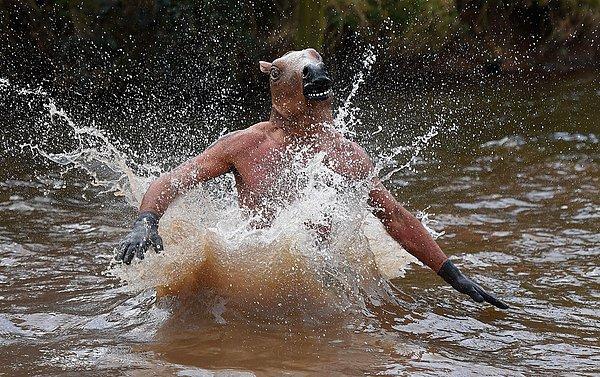 6. ''At kafalı'' bir yarışmacı suya atlarken.