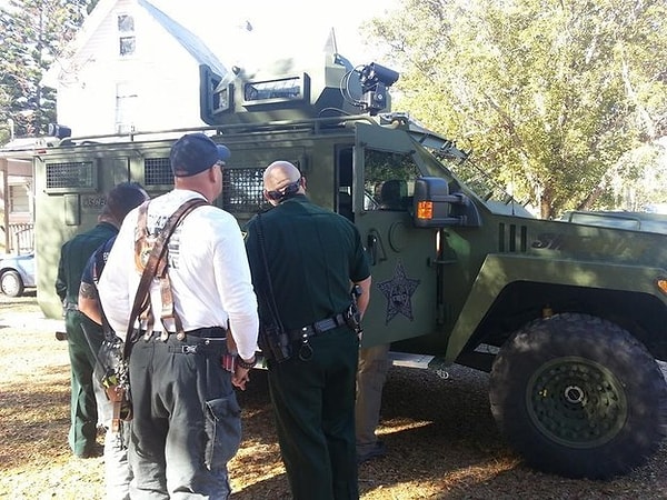 "Я уверен, что увидев столько много полицейских и пожарников соседи с завистью смотрели из окна" - написал отец Гленна на странице в фейсбук.