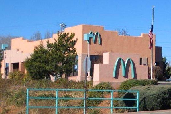 16. Dünyada turkuaz simge taşıyan tek McDonald's şubesi var. Arizona eyaletindeki Sedona kentindeki şubede, sarı simgenin doğal kızıl taşlarla çatıştığı düşünülüp bu değişiklik yapıldı.