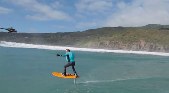 Gelişmiş Sörf Tahtası Foilboard ile Sörf Yapan Adam