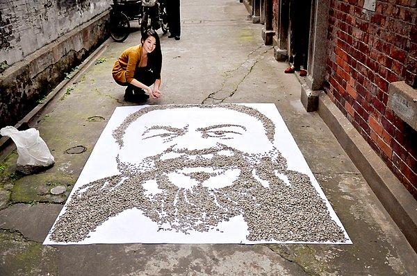 2. Çinli heykel sanatçısı Ai Weiwe'nin çekirdekten yapılmış potresi