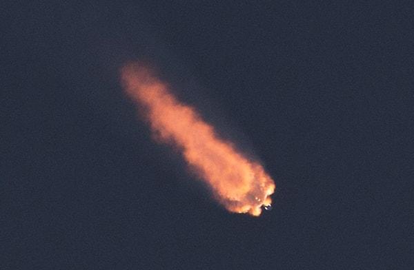 12. Space X tarafından fırlatılan, Ulusal Hava Kurumu'nun Uzay İklim ve Gözlem Uydusunu taşıyan Falcon 9. 11 Şubat 2015'te Canaveral'den fırlatılmış. Yörüngeye uyduyu bıraktıktan sonra aracın infilak ettiğini gösteren fotoğraf. Ayrıca 1.6 milyon kilometre uzaklığa gidip uyduyu yerleştirmiş.
