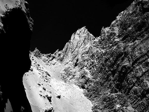19. Kuyruklu yıldızın Hapi bölgesindeki aşınmış yapılar. Hathor uçurumu sağ tarafta görünmekte. Rosetta uzak mekiği tarafından çekilen görüntü.
