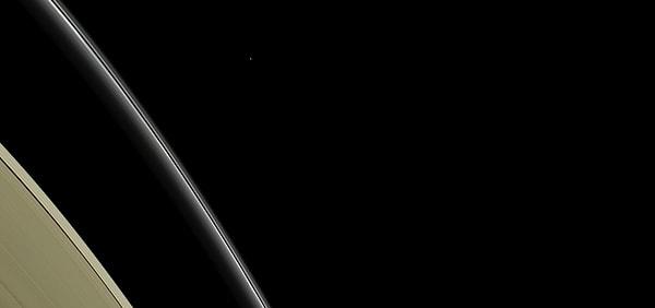 28. Satürn'ün yörüngesinden görünen küçük mavi nokta aslında Uranüs. Cassini tarafından ilk kez görüntülenen Uranüs'ün parlaklığı 4.5 kat artırılmış. Bu daha çok görünür olmasını sağlamış. Parlak halka ise F halkası diye adlandırılan Satürn'ün o bildiğimiz halkası. Uranüs, Cassini'den ve Satürn'den 4.3 milyar kilometre uzaklıkta.