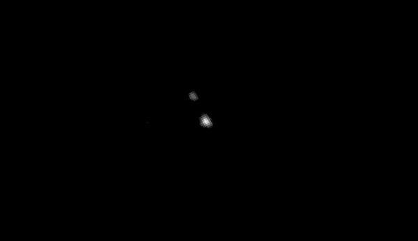 29. 27 Ocak 2015'te görüntülenen Plüton'un bilinen 5 uydusundan biri olan Charon ve Plüton'un kendisini görmektesiniz. NASA'ın New Horizon adlı uzay mekiğindeki, uzun mesafe keşif görüntüleyici sayesinde bu görüntü elde edilmiş. Ayrıca uzay mekiği Plüton'dan tam 203 milyon kilometre uzaklığında bu fotoğrafı yakalayabilmiş. Görsel, Plüton'un ve Charon'un görülebilmesi için 4 defa büyütülmüş. Poz süresi saniyenin 10'da biri kadar olmuş ki bu süre Plüton'un ve uydusunun görüntülenmesi için oldukça küçük bir süre.