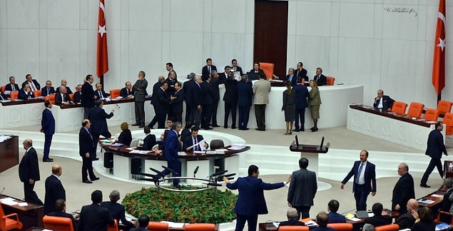 HDP Grup Başkanvekili Pervin Buldan’ın İç güvenlik paketiyle ilgili bazı değişiklikler yapılacağına ilişkin açıklaması gözleri AKP kanadına çevirdi.