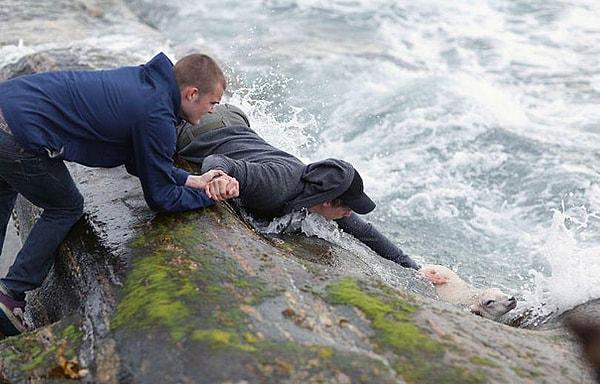 6. Norveçli iki genç, bir kuzuyu okyanusta boğulmaktan kurtarıyorlar..