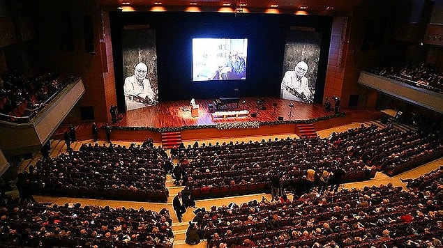 Son tören Lütfi Kırdar'da