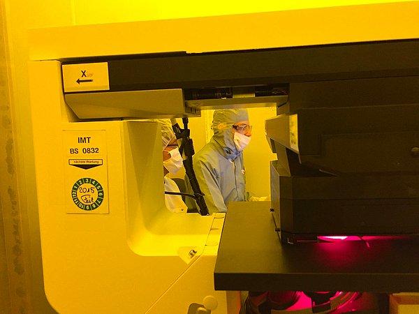 Çekilen görüntüler, "temiz oda" diye adlandırılan sarı ışık altındaki bu laboratuvarda nano teknolojiyle heykelleştiriliyor.