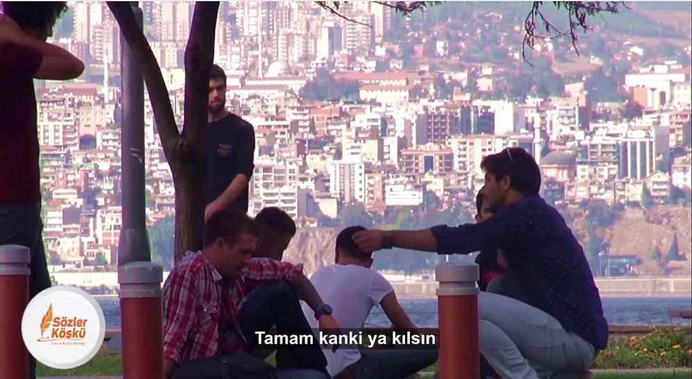 İzmir'de Sokakta Namaz Kılarak Sosyal Deney Yapan Gençler