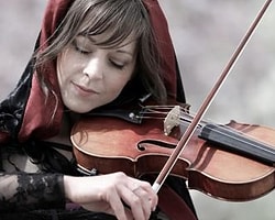 America’s Got Talent yarışması ile çeyrek finale kadar yükselen ve sonrasında sosyal medyadaki paylaşımlarıyla, oyun dünyasının gözüne girmiş bir isim; Lindsey Stirling.