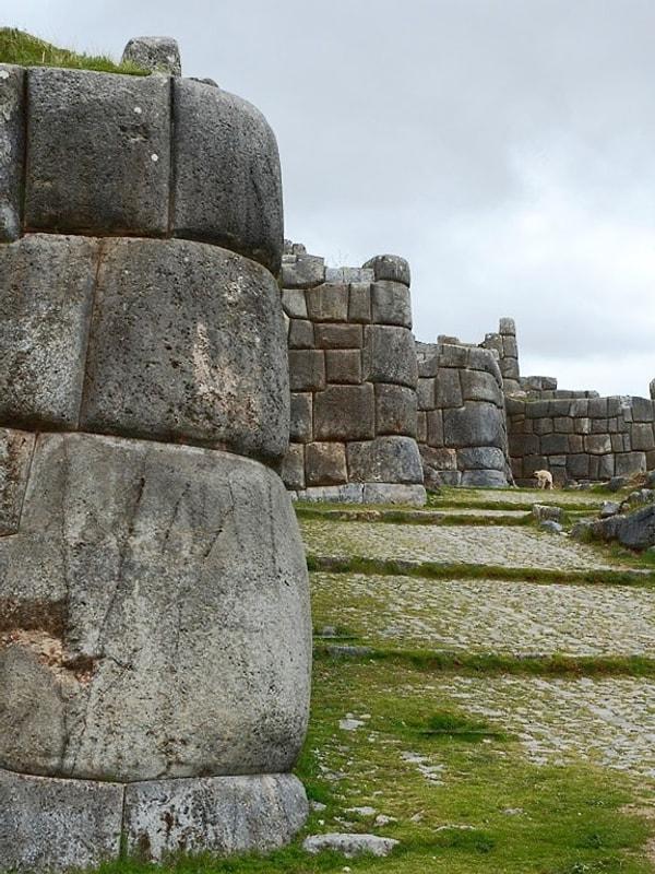 2. Saksaywaman. Bu kompleks kale, bir zamanlar Inka İmparatorluğunun başkenti olan Peru, Cusco'nın uzaklarında yer almakta. Kayalar o kadar sıkı yerleştirilmiş ki, bir parça kağıdı bile aralarından geçiremezsiniz.