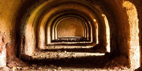 5. Taş Devri tünelleri. Birkaç yıl önce arkeologlar tarafından bulunan, Taş Devri insanları tarafından inşa edilen bu tünel, İskoçya'dan Avrupa'ya oradan da Türkiye'ye kadar uzanıyor.