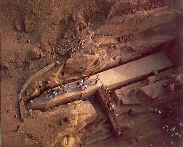 10. Tamamlanmamış dikilitaş. Yakın zamanda Mısır, Asvan'da bulundu. Hatşepsut tarafından milattan önce 1500lerin ortalarında yapılması emredilmiş. Eğer tamamlanmış olsaydı Mısır'a ait en büyük dikilitaş olacaktı.