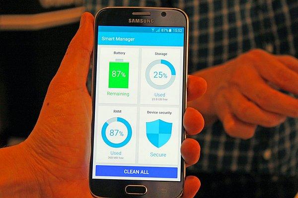 7. İki yeni Samsung telefonu, kendi içinde yüklü olan Smart Manager ile bir tuşla telefonunuzu temizlemenize imkan veriyor.