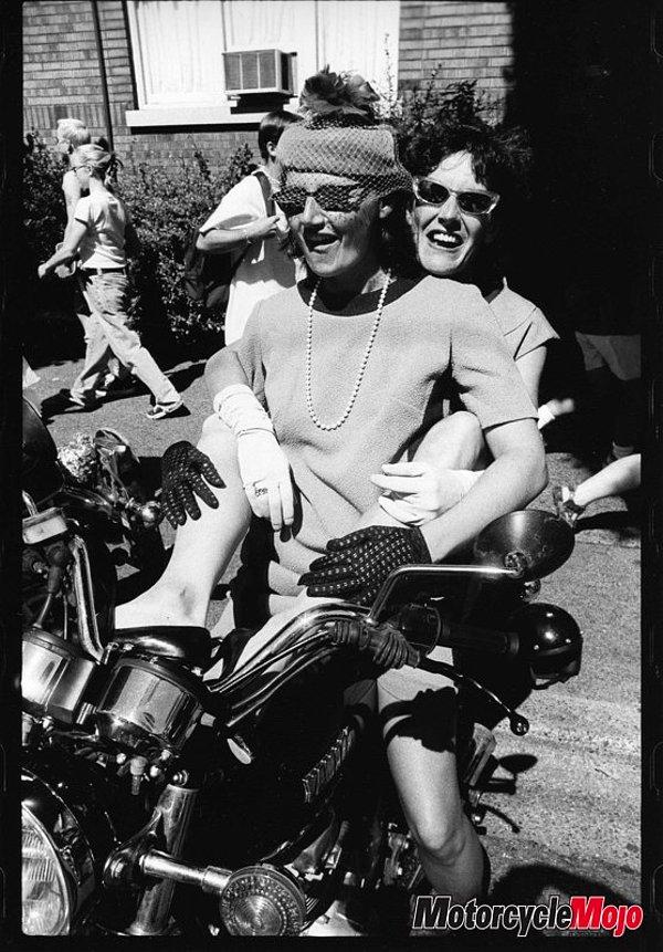 O zamanki toplumun her sınıfından daha özgüvenli ve daha özgür kadınlar, motosikletlerinin üzerinden bize gülümsüyor.