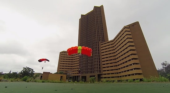 Terk Edilmiş Otele Yarışarak Çıkıp Ardından Paraşütle Atlayan Çılgın Adamlar
