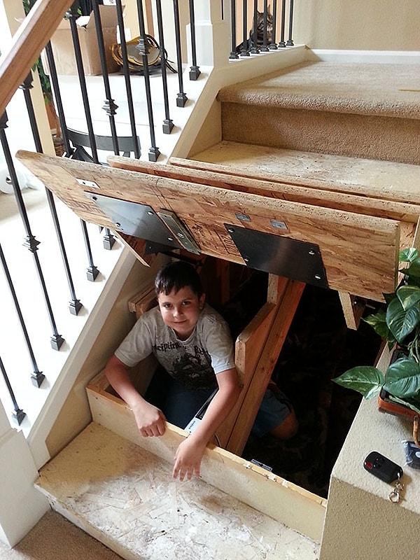 17. Saklambaç oynamayı seven çocuklar için gizli bir kapı, hatta merdiven basamağı.