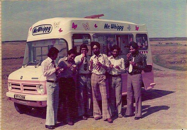 6. İngiltere'de bir grup adam dondurma alıyor, 1971.
