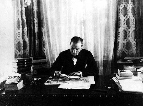 20. "İki Mustafa Kemal vardır: Biri ben, et ve kemik, geçici Mustafa Kemal... İkinci Mustafa Kemal, onu "ben" kelimesiyle ifade edemem; o, ben değil, bizdir! O, memleketin her köşesinde yeni fikir, yeni hayat ve büyük ülkü için uğraşan aydın ve savaşçı bir topluluktur. Ben, onların rüyasını temsil ediyorum. Benim teşebbüslerim, onların özlemini çektikleri şeyleri tatmin içindir. O Mustafa Kemal sizsiniz, hepinizsiniz. Geçici olmayan, yaşaması ve başarılı olması gereken Mustafa Kemal odur!"