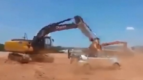 Maaşını Alamayan İşçi Patronunun Arabasını Parçaladı