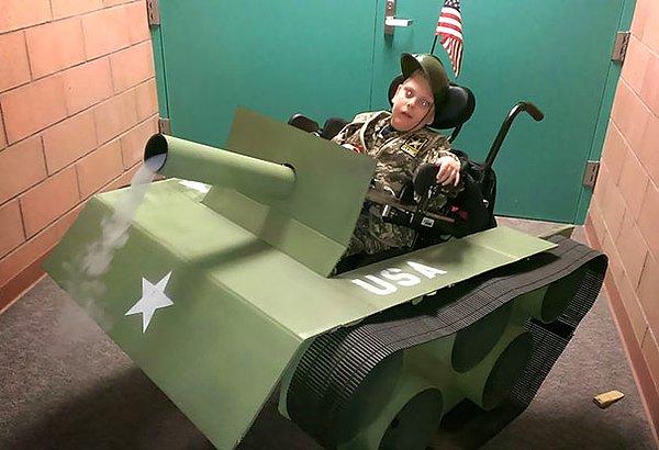 6. Üvey oğlu için tekerlekli sandalyeyi bir tanka çeviren baba...