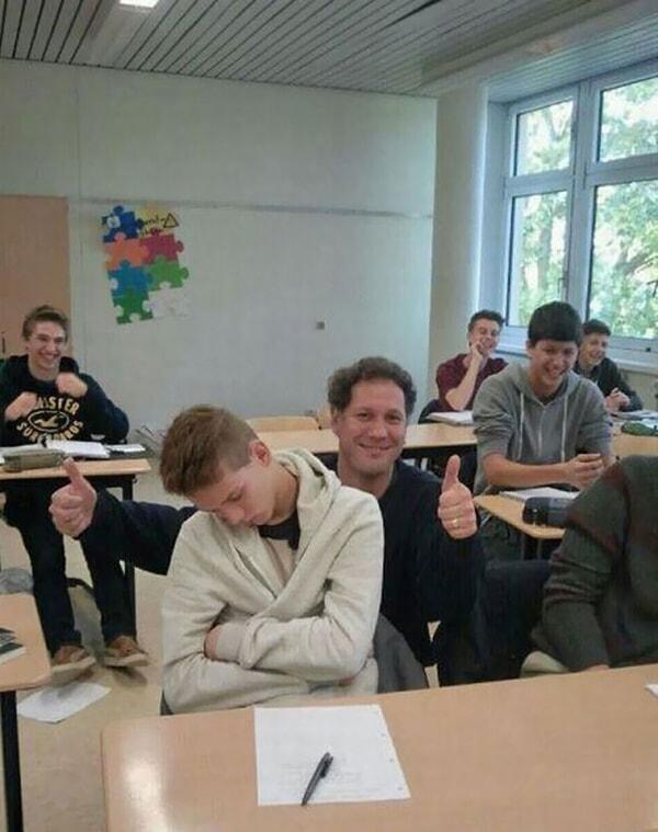 7. Derste uyuyan öğrencileriyle fotoğraf çektiren bu öğretmen..