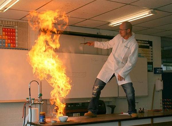 20. Breaking Bad'e özenmiş, ateşle oynayan bir kimya öğretmeni..