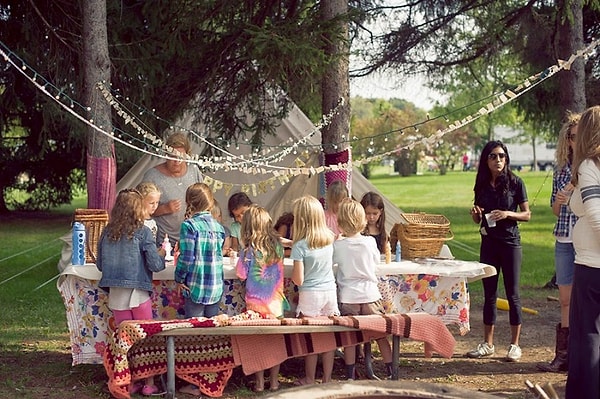 16. Даже друзья ее детей могут насладиться этой сладкой жизнью.