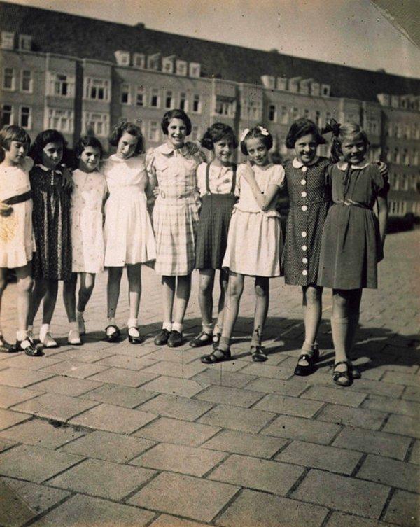 1939, Anne Frank'in (soldan ikinci) 10.yaş günü. Soldan beşinci sırada da defterine şiir yazdığı arkadaşı Juultje