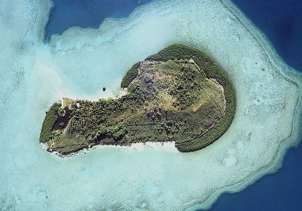 1. Burası Mavuva Adası.. Görünüşü itibariyle "Penis Adası" diye de biliniyor.