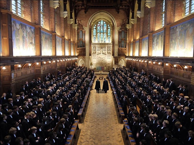 Belli bir yaşın üstü öğrenciler izin alarak Londra'ya gidebiliyor, Hogsmeade kadar havalı olmasa da bu da bişeydir.