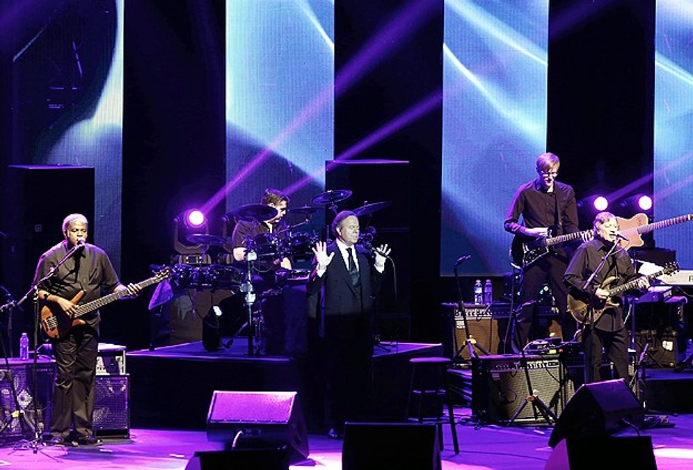 Julio Iglesias Verdiği Konserle İstanbul'u Büyüledi