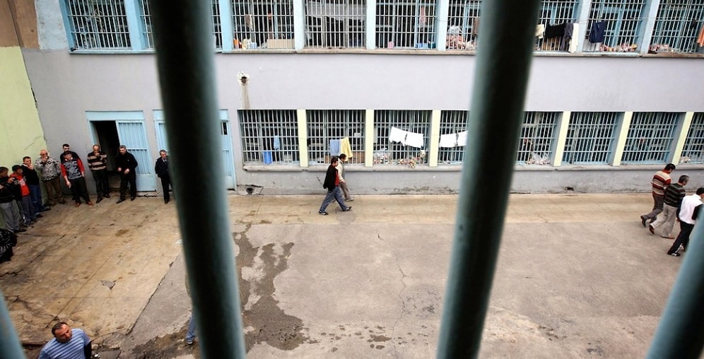 Gardiyanlara Biber Gazı ve Silah Kullanma Yetkisi