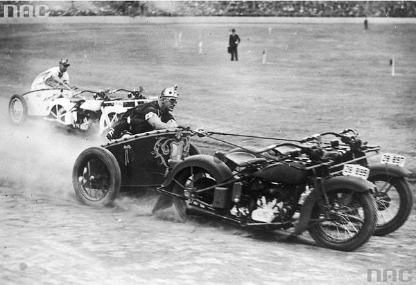 9. Avustralya'da New South Wales polislerinin, motosikletleri iki tekerlekli yarış arabalarına dönüştürdükleri an, 1936.