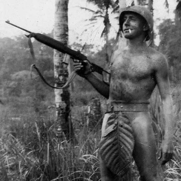 14. Pasifik Adaları'nda poz veren Amerikan Deniz Piyadesi, 1941-1945.