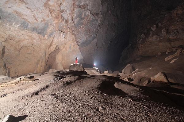 13. Zemini son derece kaliteli kireç taşından oluşuyor bu nedenle mağara çok düzgün bir yapıya sahip.