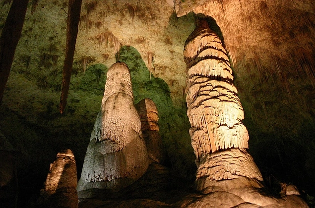 Boyu yer yer 70 metreyi bulan dikitler mağaranın karakteristik oluşumlarından.