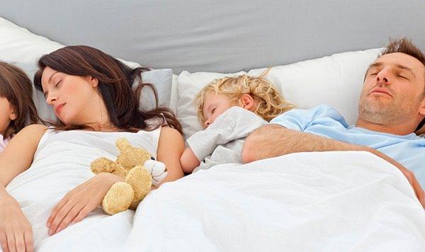 2. Tek başına uyuma konusunda sıkıntıları vardır, gece uyanınca soluğu anne babasının yatağında alır.