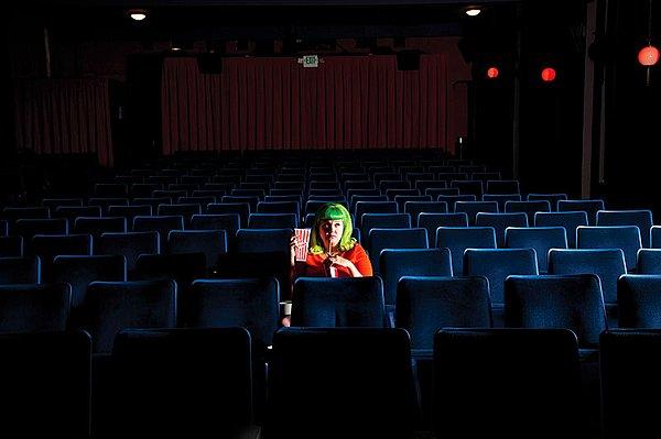 1. Tiyatroya, sinemaya, konsere gittiğinizde salonun neredeyse boş olmasına alışıksınızdır.