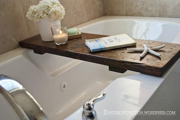 9. Banyo küvetine tepsi oluşturmayı bir dikdörtgen tahtayı süsleyerek halledebilirisiniz.