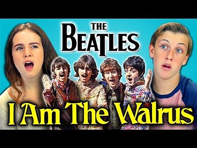 Gençler müziksiz olarak Beatles'in 'I am the Walrus' şarkısını değerlendiriyorlar.