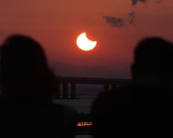 Uzmanlar Uyardı: Güneş Tutulurken Selfie Çekmeyin