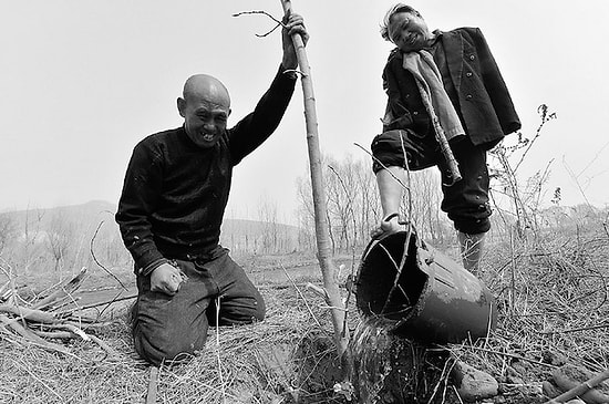 Gözleri Görmeyen Bir Adam ve Kolları Olmayan Arkadaşının Efsane Yolculuğu