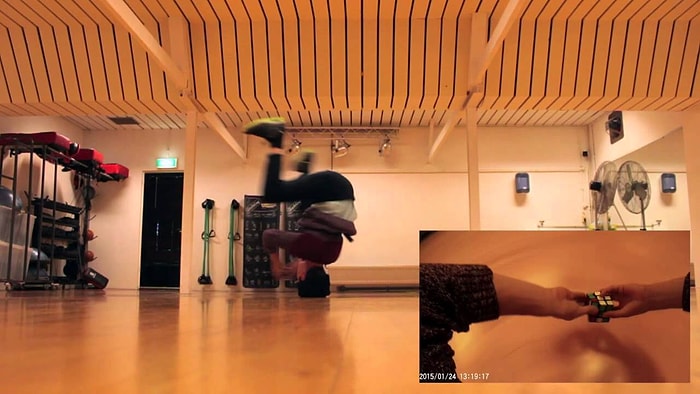 Kafasının Üzerinde Dönerken Rubik Küpü Çözen Çocuk