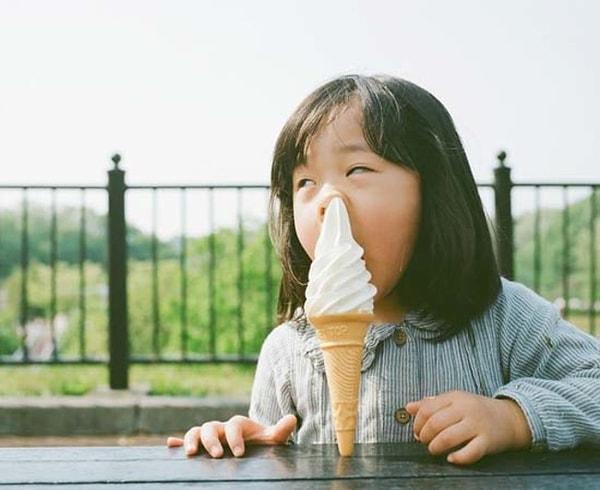 12. Nasıl dondurma yememeniz gerektiğiniz gösteren bu tatlı kız