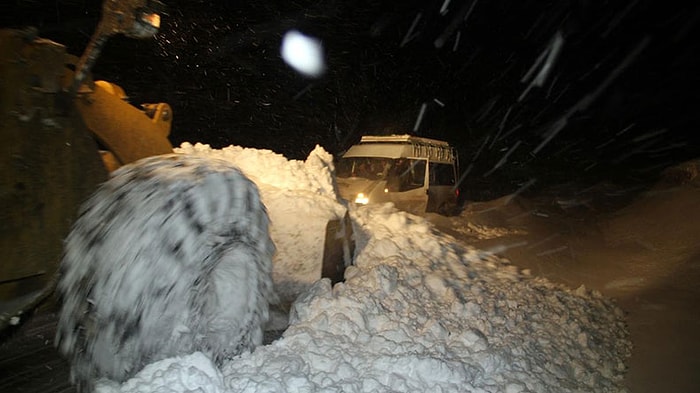 Ağrı'da Kar Yağışı ve Tipi Yol Kapattı