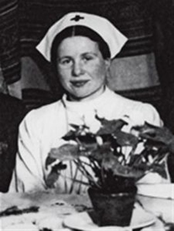6. Sağlık ocaklarında hemşirelik yapan İrena, Varşova Gettosu’ndaki insanlık dramına seyirci kalamayarak Almanların tifüs salgını korkusundan yararlanıp, sağlık kontrolü yapmak gerekçesiyle gettoya girip çıkmaya başladı.